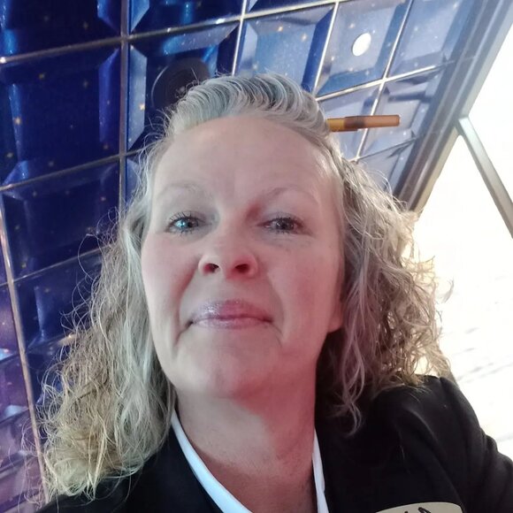 Meet your Posher, Candice - Picture 2 of 2